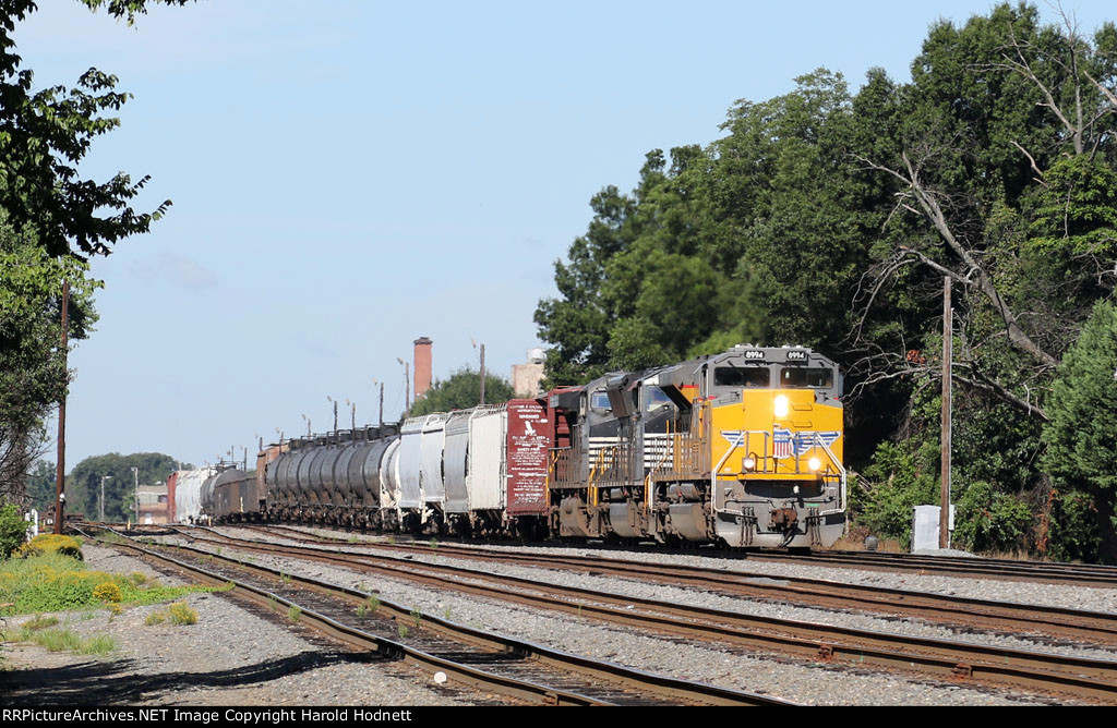 UP 8994 leads train 17M northbound